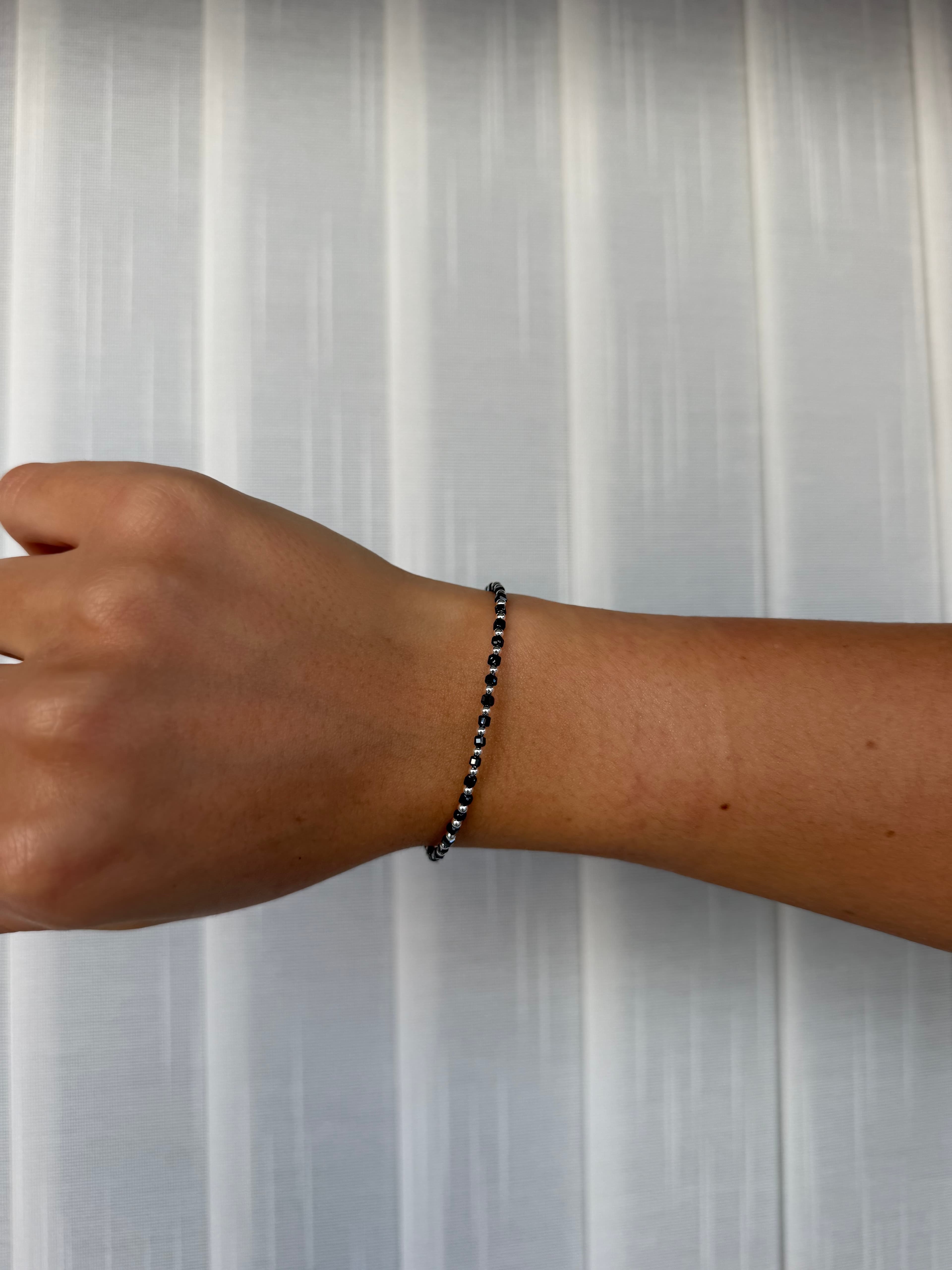 Pulsera negra y plateada