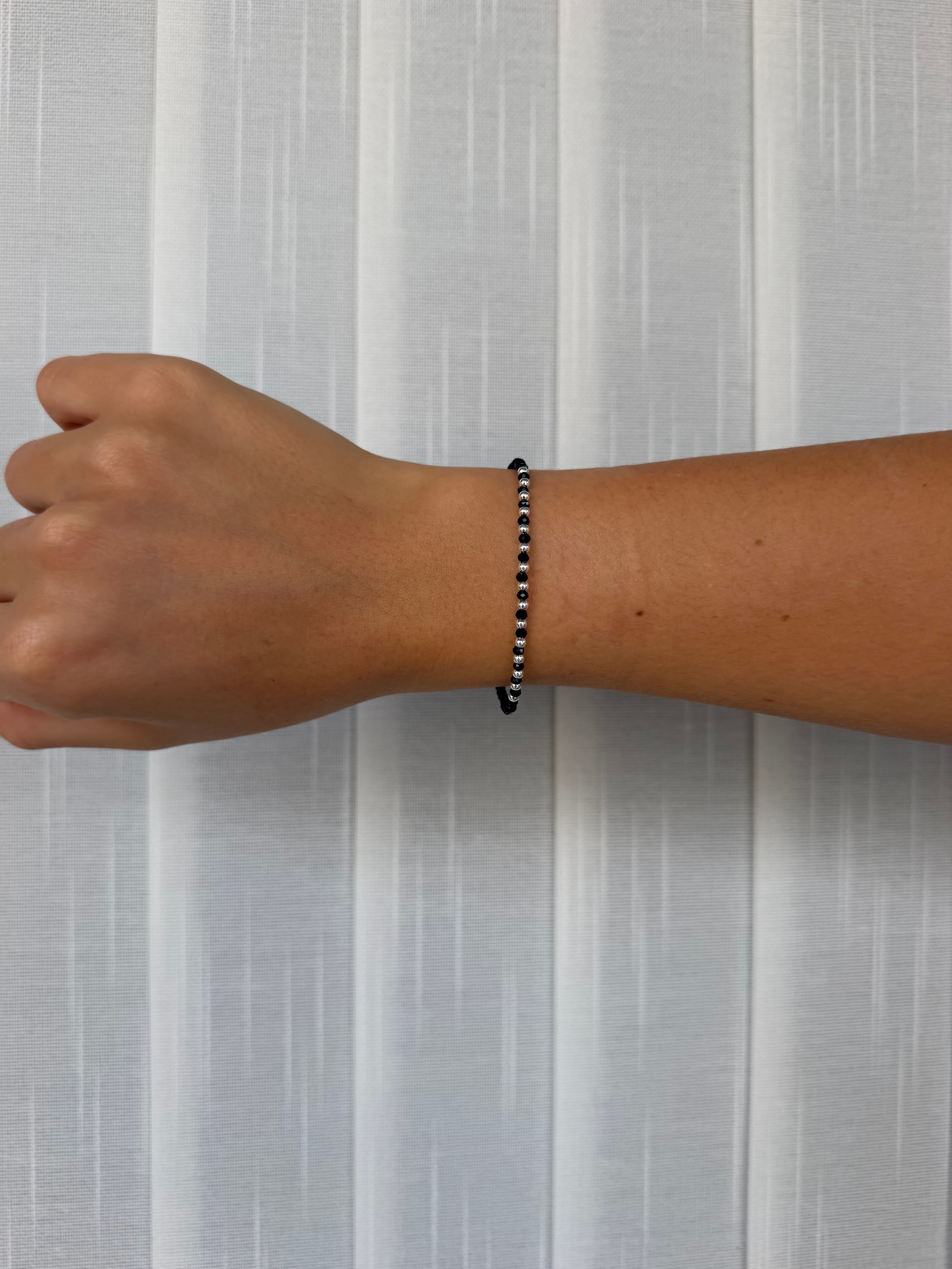 Pulsera negra y plateada en el centro