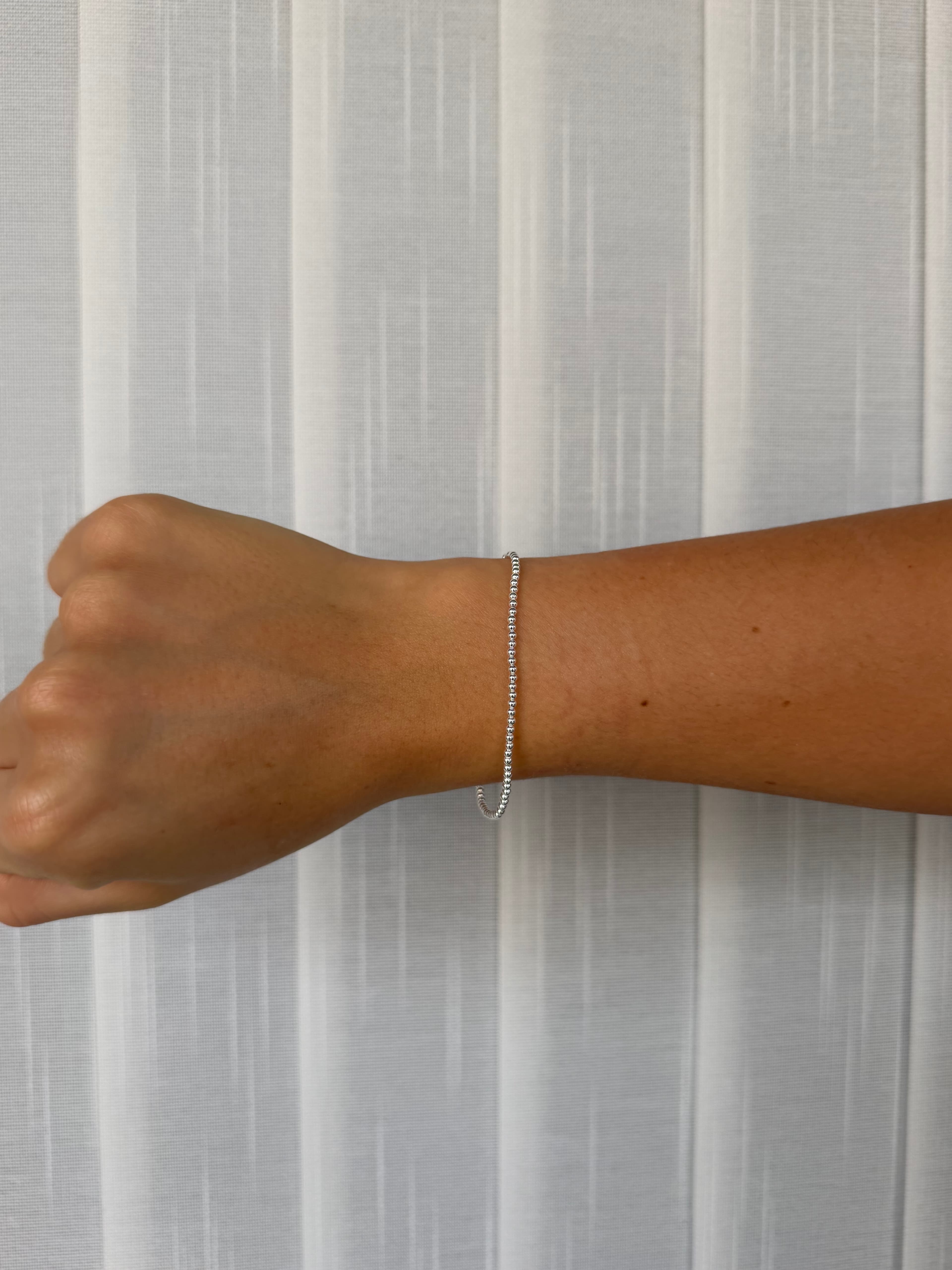 Pulsera plateada finita