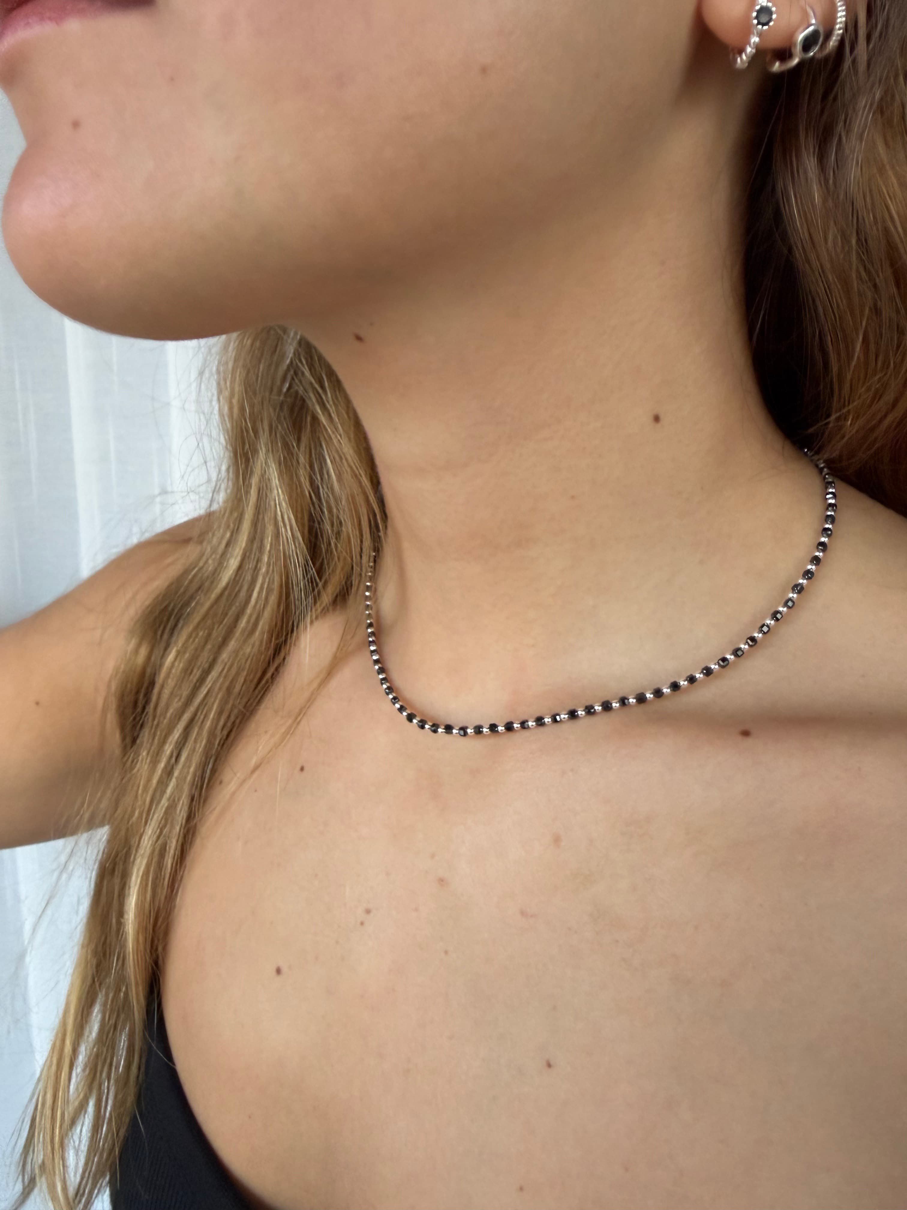 Collar negro y plateado